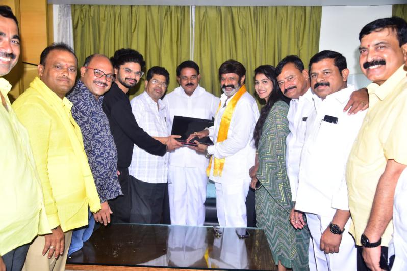 balakrishna-launched-the-iq-movie-trailer-6.jpg