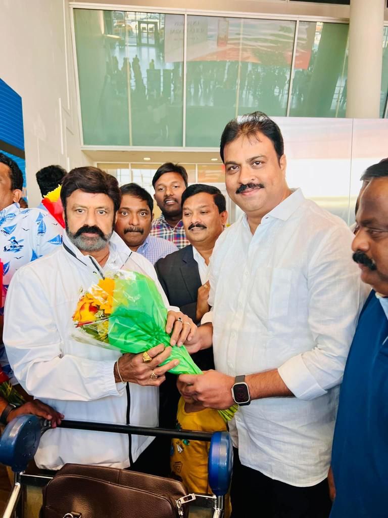 balakrishna-received-grand-welcome-in-philadelphia-7-jul-2023-7.jpg