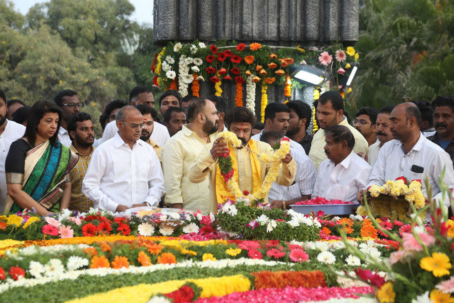 balakrishna-visited-ntr-ghat-at-ntr-28th-death-anniversary-18.jpg