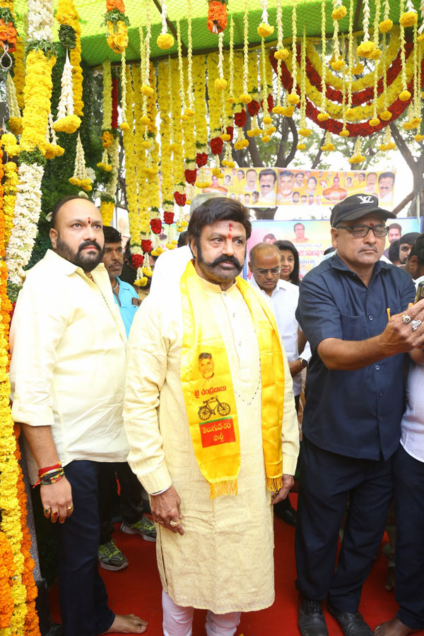 balakrishna-visited-ntr-ghat-at-ntr-28th-death-anniversary-36.jpg