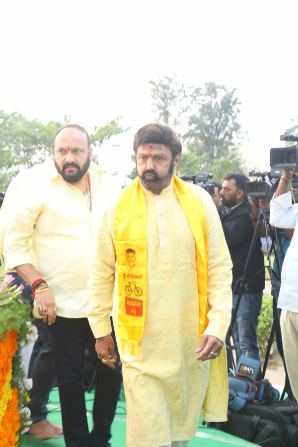 balakrishna-visited-ntr-ghat-at-ntr-28th-death-anniversary-38.jpg