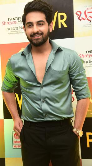 banaras-movie-song-released-by-sukumar-5.jpg