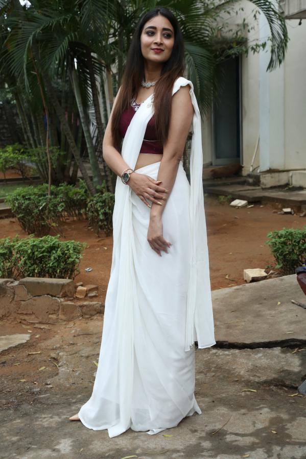 bhanusri-stills-2-3.jpg