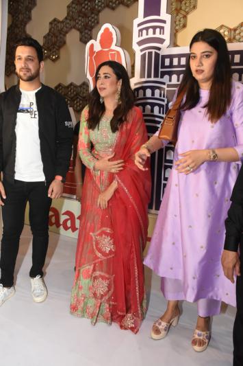bollywood-actress-karishma-kapoor-grand-inaugurate-by-ramzan-expo-daawat-e-ramzan-14.jpg
