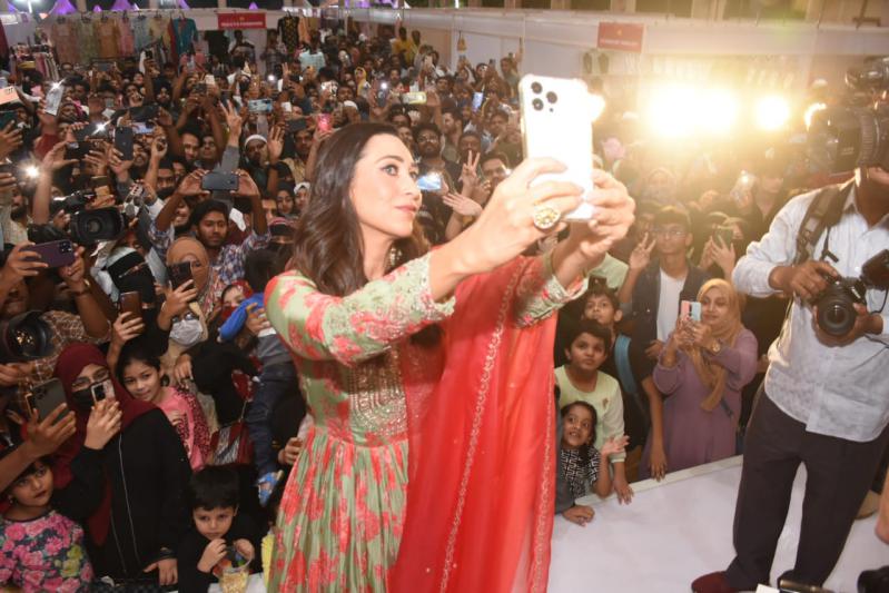 bollywood-actress-karishma-kapoor-grand-inaugurate-by-ramzan-expo-daawat-e-ramzan-15.jpg