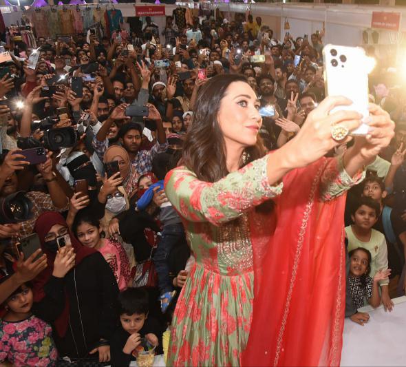 bollywood-actress-karishma-kapoor-grand-inaugurate-by-ramzan-expo-daawat-e-ramzan-18.jpg