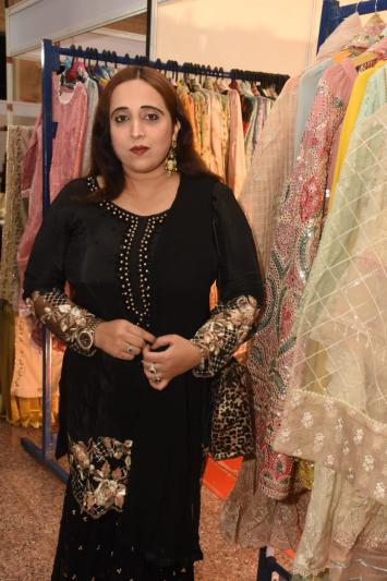 bollywood-actress-karishma-kapoor-grand-inaugurate-by-ramzan-expo-daawat-e-ramzan-8.jpg