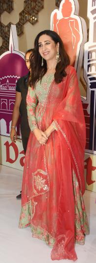 bollywood-actress-karishma-kapoor-grand-inaugurate-by-ramzan-expo-daawat-e-ramzan-9.jpg
