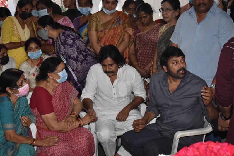 celebs-pay-final-respect-to-kaikala-satyanarayana-15.jpg