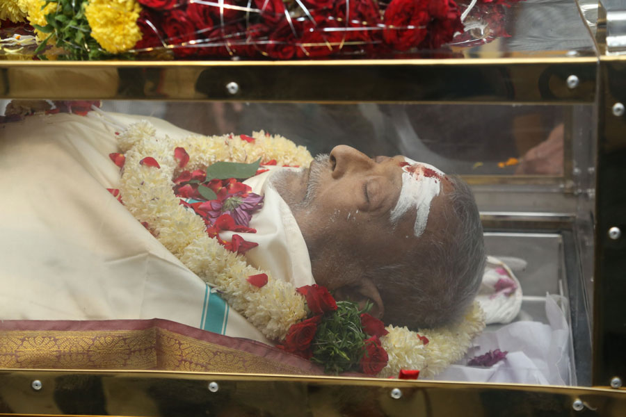 Celebs Pay homage to Chandra Mohan