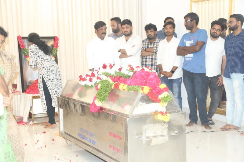 celebs-pay-homage-to-taraka-ratna-10.jpg