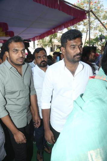celebs-pay-homage-to-taraka-ratna-15.jpg