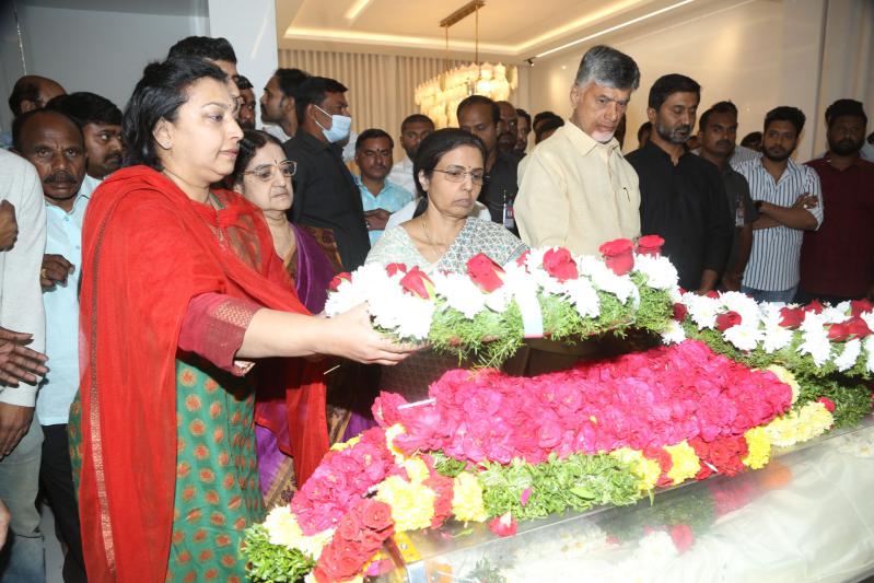 celebs-pay-homage-to-taraka-ratna-6.jpg