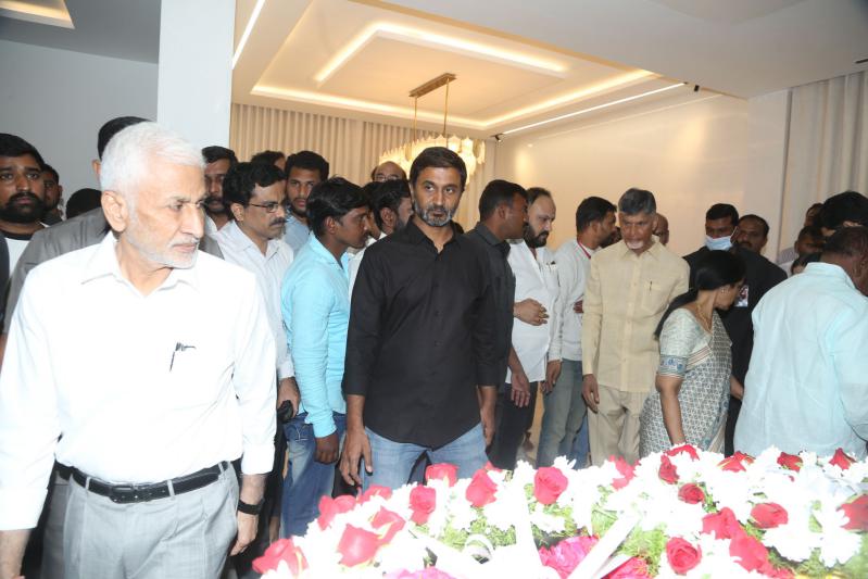 celebs-pay-homage-to-taraka-ratna-8.jpg