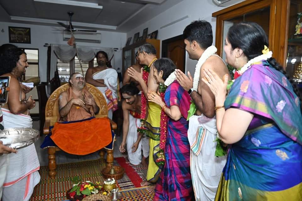 chaganti-couples-pada-pooja-to-jagadguru-vijayendra-saraswati-swami-4.jpg