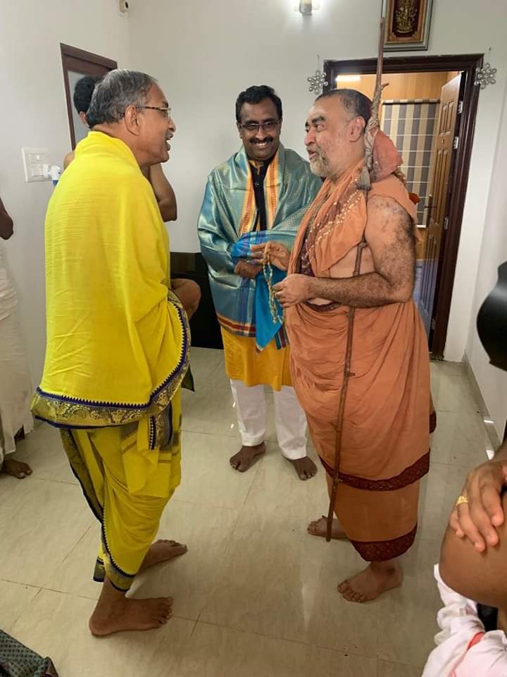 chaganti-couples-pada-pooja-to-jagadguru-vijayendra-saraswati-swami-6.jpg