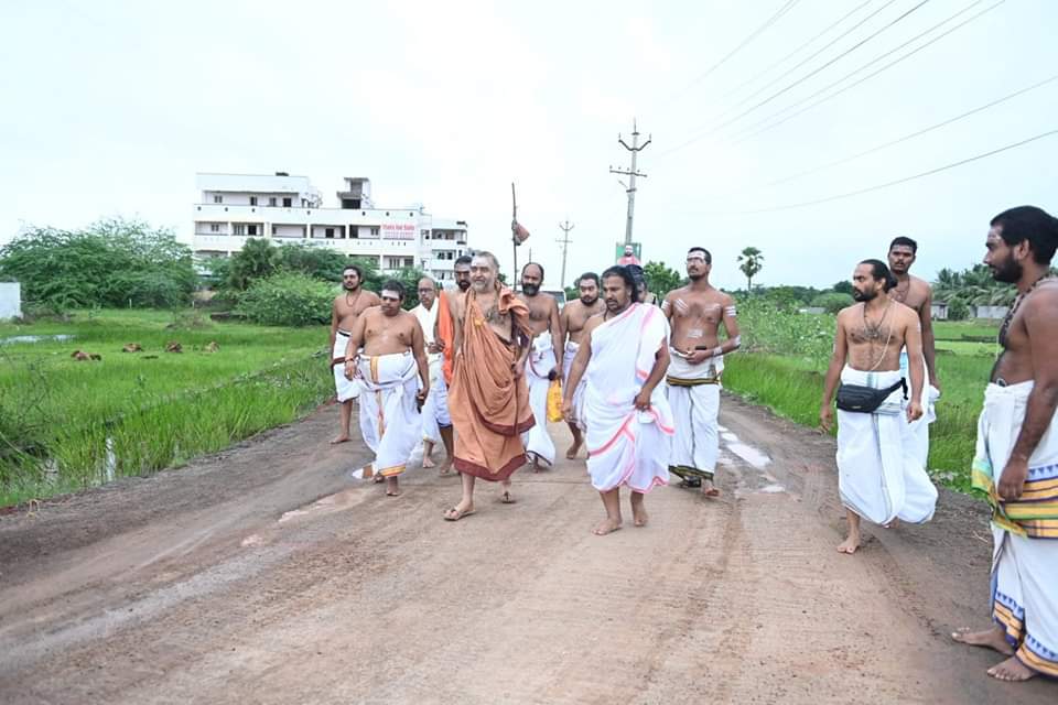 chaganti-couples-pada-pooja-to-jagadguru-vijayendra-saraswati-swami-7.jpg