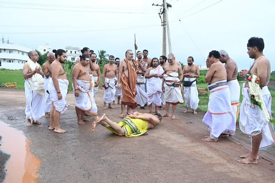chaganti-couples-pada-pooja-to-jagadguru-vijayendra-saraswati-swami-9.jpg