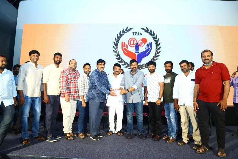 chiranjeevi-distributes-insurance-cards-to-film-journalists-1.jpg