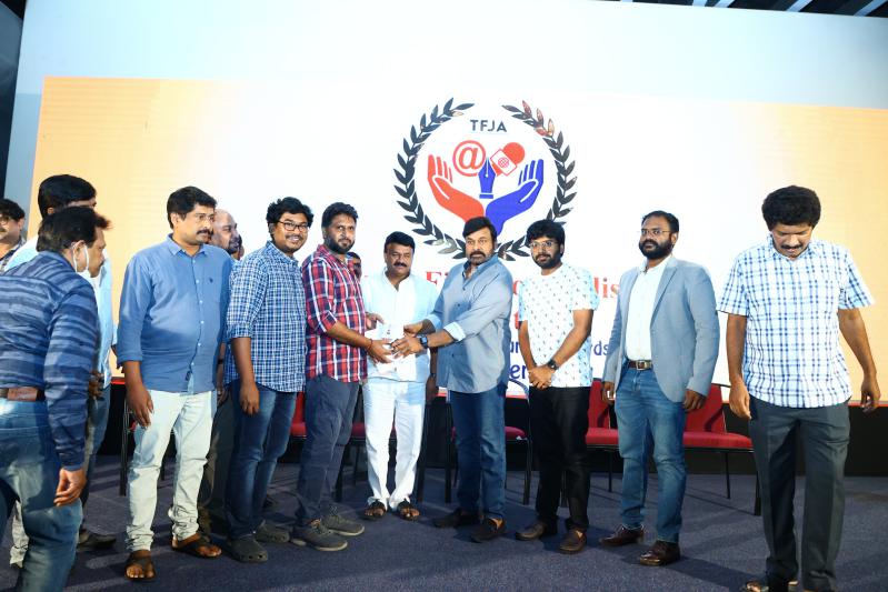 chiranjeevi-distributes-insurance-cards-to-film-journalists-11.jpg