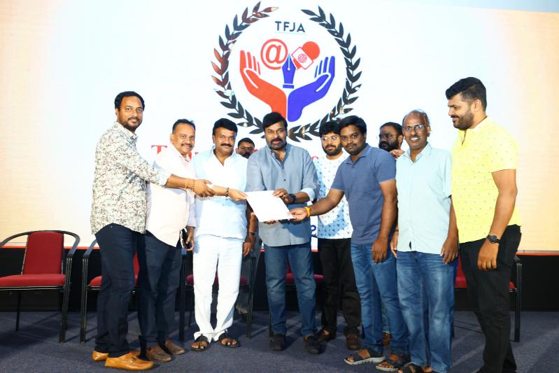 chiranjeevi-distributes-insurance-cards-to-film-journalists-13.jpg