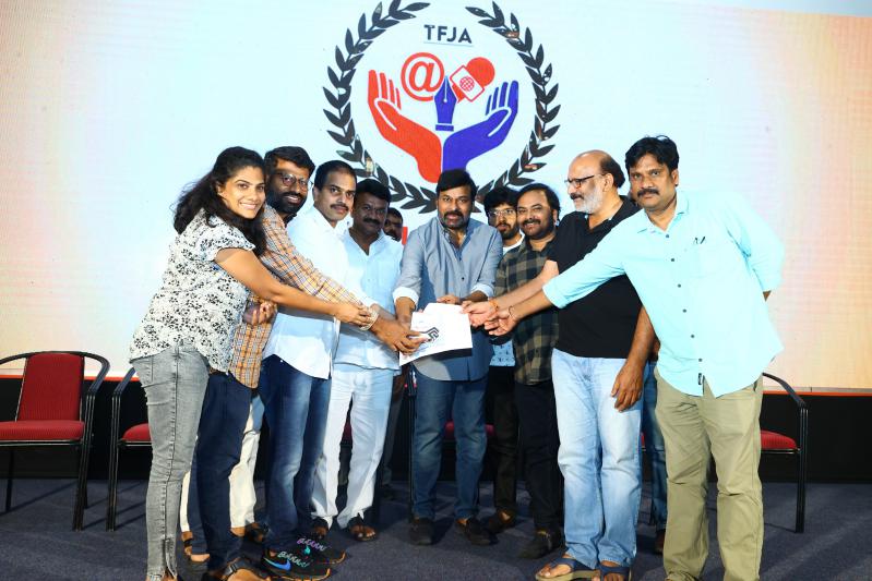 chiranjeevi-distributes-insurance-cards-to-film-journalists-14.jpg