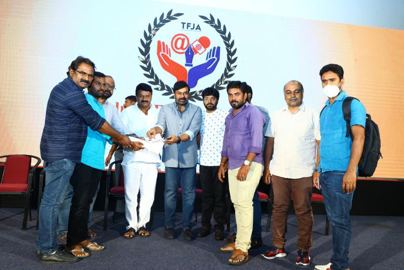 chiranjeevi-distributes-insurance-cards-to-film-journalists-15.jpg