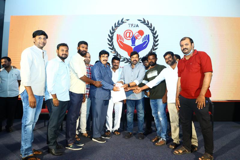 chiranjeevi-distributes-insurance-cards-to-film-journalists-16.jpg