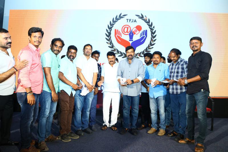 chiranjeevi-distributes-insurance-cards-to-film-journalists-17.jpg