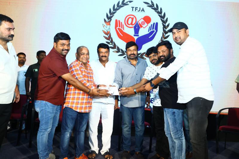 chiranjeevi-distributes-insurance-cards-to-film-journalists-18.jpg