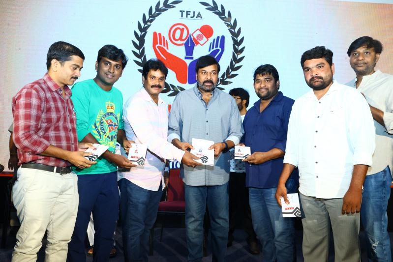 chiranjeevi-distributes-insurance-cards-to-film-journalists-19.jpg