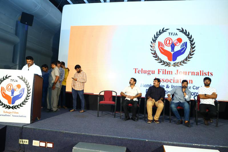 chiranjeevi-distributes-insurance-cards-to-film-journalists-20.jpg