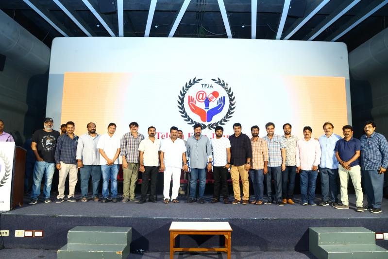 chiranjeevi-distributes-insurance-cards-to-film-journalists-21.jpg
