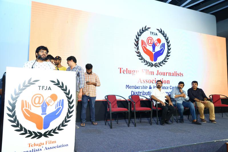 chiranjeevi-distributes-insurance-cards-to-film-journalists-22.jpg