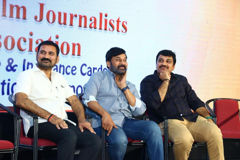 chiranjeevi-distributes-insurance-cards-to-film-journalists-23.jpg