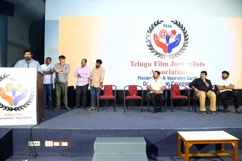 chiranjeevi-distributes-insurance-cards-to-film-journalists-24.jpg