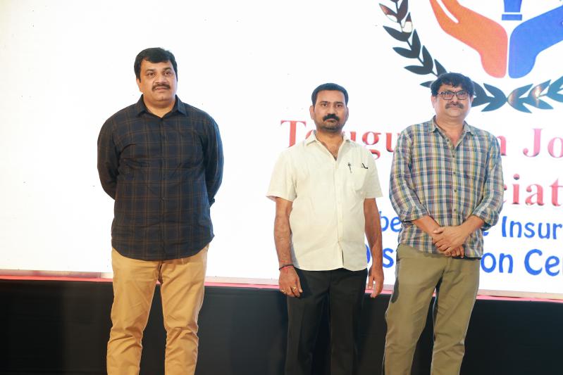chiranjeevi-distributes-insurance-cards-to-film-journalists-3.jpg