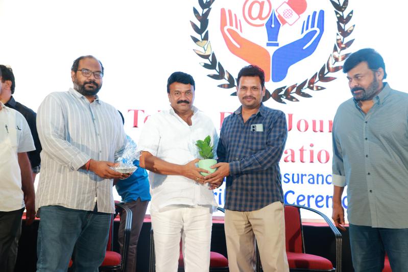 chiranjeevi-distributes-insurance-cards-to-film-journalists-5.jpg