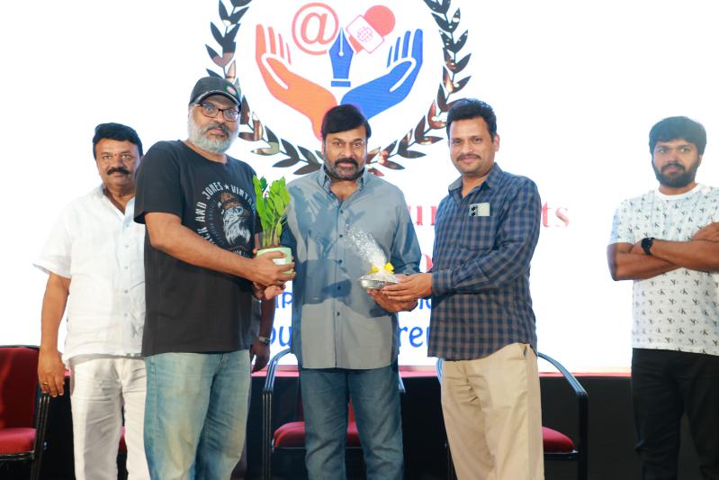chiranjeevi-distributes-insurance-cards-to-film-journalists-6.jpg