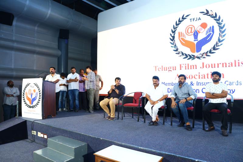 chiranjeevi-distributes-insurance-cards-to-film-journalists-8.jpg
