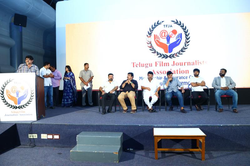 chiranjeevi-distributes-insurance-cards-to-film-journalists-9.jpg