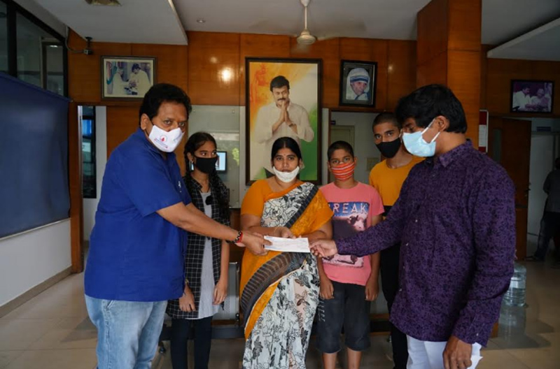 chiranjeevi-donates-1-lakh-to-his-caravan-driver-family-2.jpg