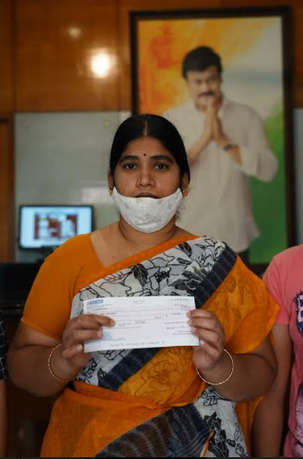 chiranjeevi-donates-1-lakh-to-his-caravan-driver-family-4.jpg