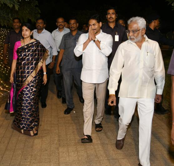 cm-jagan-attends-for-ys-sharmila-son-engagement-9.jpg