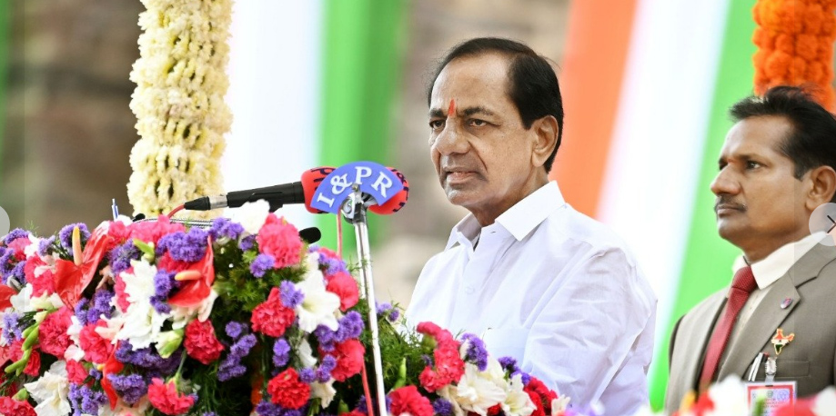 cm-kcr-hoists-national-flag-at-golconda-fort-2.jpg