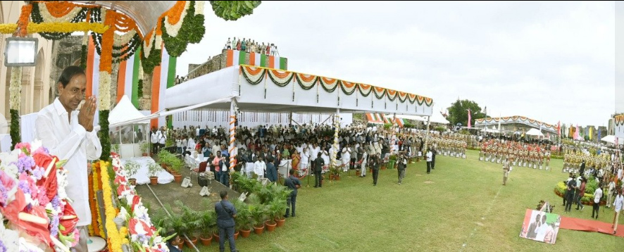 cm-kcr-hoists-national-flag-at-golconda-fort-3.jpg