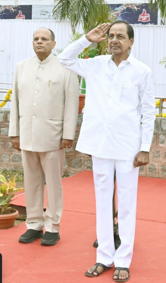 cm-kcr-hoists-national-flag-at-golconda-fort-5.jpg