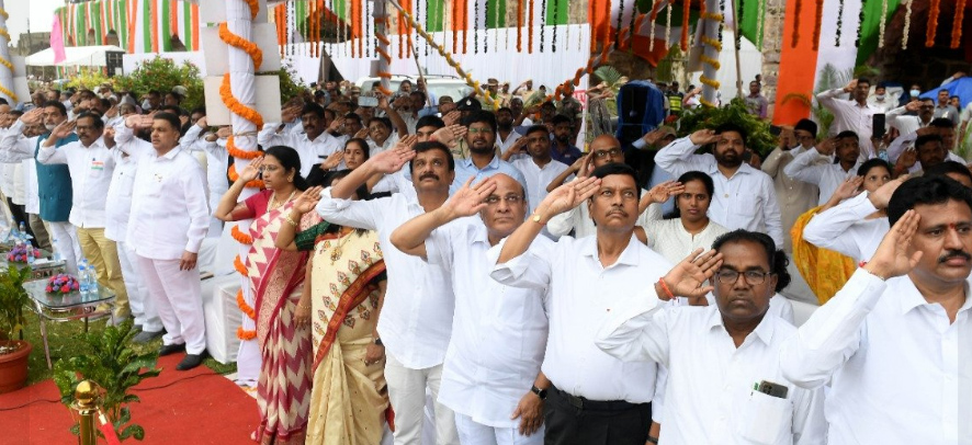 cm-kcr-hoists-national-flag-at-golconda-fort-6.jpg