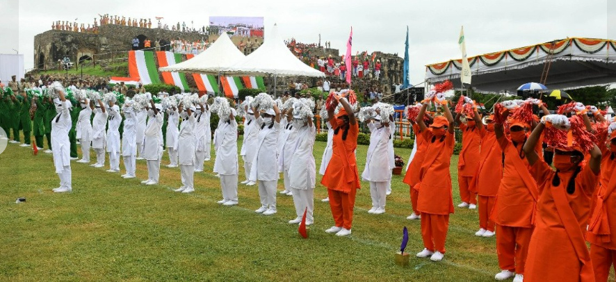 cm-kcr-hoists-national-flag-at-golconda-fort-7.jpg