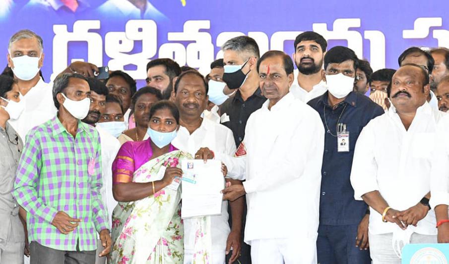 cm-kcr-launches-dalit-bandhu-in-huzurabad-10.jpg